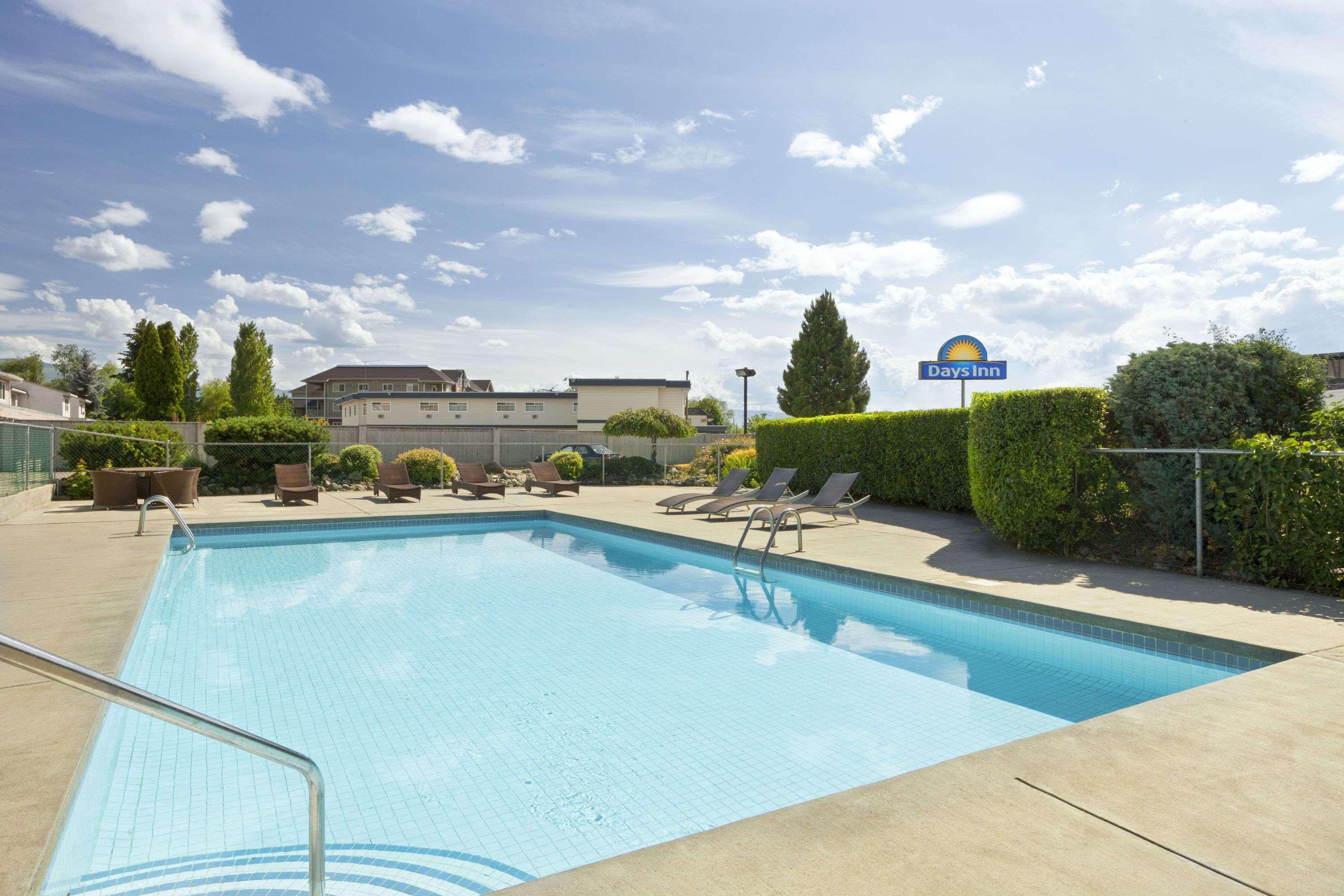 Days Inn By Wyndham Келоуна Экстерьер фото