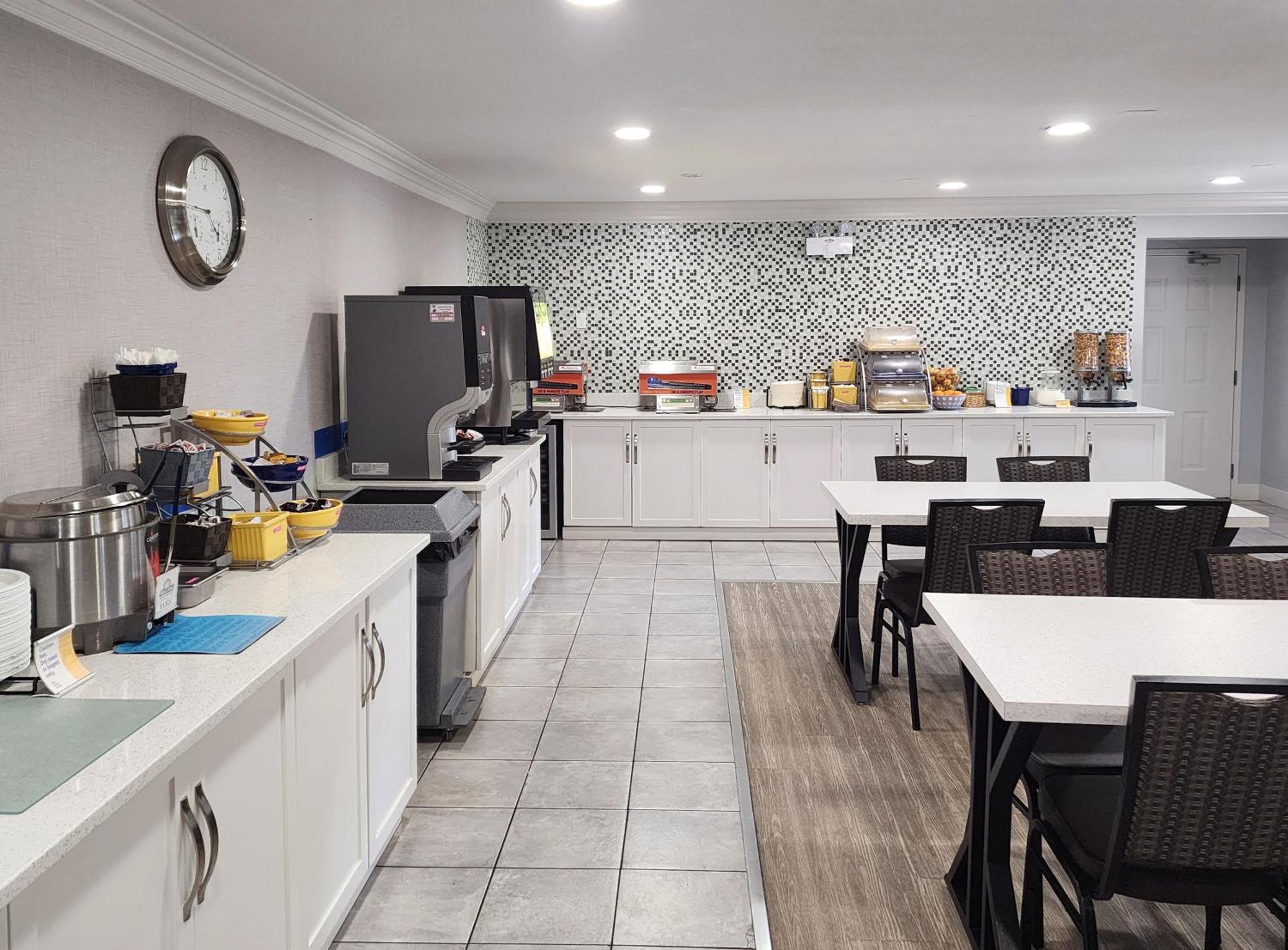 Days Inn By Wyndham Келоуна Экстерьер фото